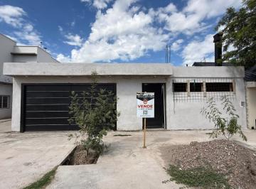 Casa · 117m² · 5 Ambientes · 1 Cochera · Casa Centrica en General Alvear