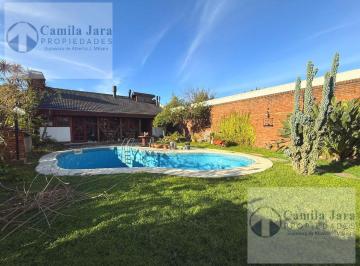 Casa · 308m² · 5 Ambientes · 2 Cocheras · Casa 7 Ambientes en Venta con Quincho, Pileta y Sauna