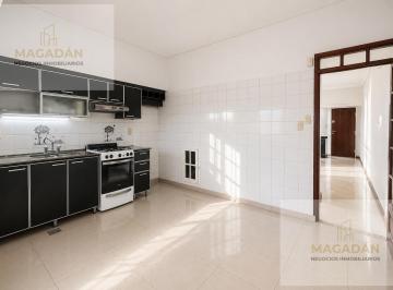 Casa · 70m² · 4 Ambientes · 1 Cochera · Venta - Casa de 4 Ambientes en Villa Sarmiento - Apto Crédito - Acepta Permuta