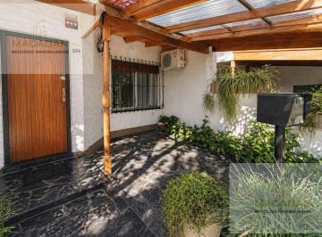 Casa · 70m² · 4 Ambientes · 1 Cochera · Venta - Casa de 4 Ambientes en Villa Sarmiento - Apto Crédito - Acepta Permuta