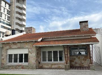 Casa · 110m² · 3 Ambientes · 2 Cocheras · Casa en Alquiler P/uso Profesional. - Zona Hpc.