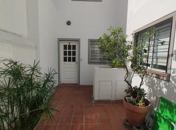 Casa · 64m² · 5 Ambientes · 1 Cochera · Venta Casa Departamento en Pb con Patio Amplio y Cochera – Arroyito