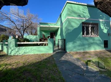 Casa · 130m² · 2 Ambientes · 2 Cocheras · Casa 2 Ambientes con Jardin en Venta en Munro
