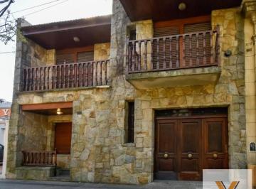 Casa · 180m² · 5 Ambientes · 1 Cochera · Casa en Venta - 4 Dorm. 2 Baños 1 Cochera - 200 m² - La Plata