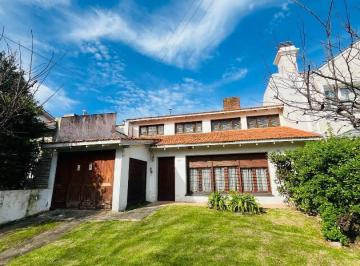 Casa · 210m² · 5 Ambientes · 3 Cocheras · Casa con Gran Parque en Los Troncos