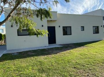 Casa · 132m² · 4 Ambientes · 3 Cocheras · Casa a Estrenar en San Ramón - Lote Central