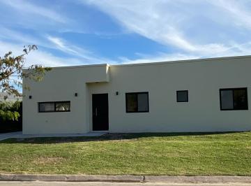 Casa · 132m² · 4 Ambientes · 3 Cocheras · Casa a Estrenar en San Ramón - Lote Central