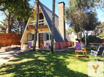 Casa · 105m² · 5 Ambientes · Casas en Venta - 3 Dorm. 2 Baños - Aguas Verdes
