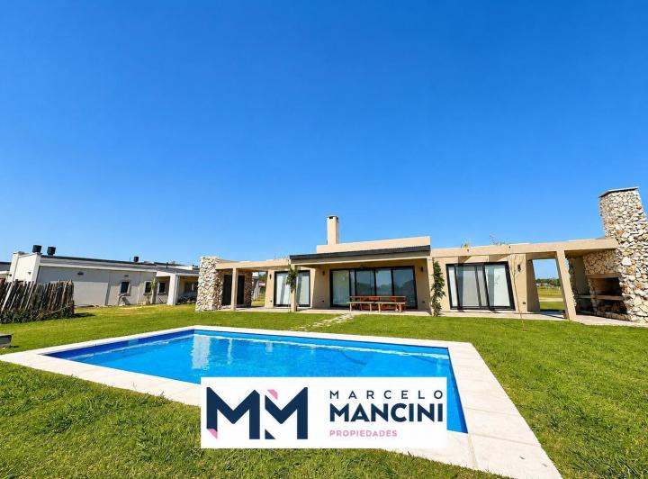 Casa · 140m² · 4 Ambientes · 2 Cocheras
