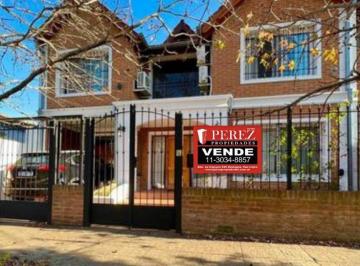 Casa · 190m² · 4 Ambientes · 2 Cocheras · Casa en Venta Muy Buena Zona Boulogne.