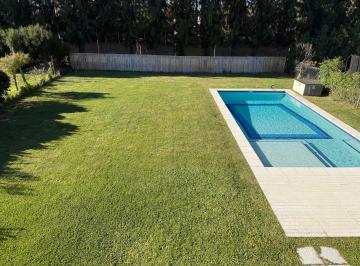 Casa · 220m² · 6 Ambientes · 7 Cocheras · Casa en Alquiler en Santa Teresa Villanueva