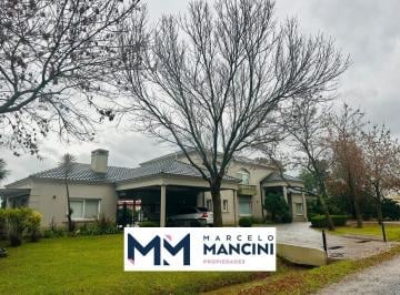 Casa · 389m² · 6 Ambientes · 2 Cocheras · Venta Casa en Barrio Fincas de San Vicente 5 Ambientes