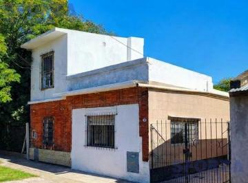 Casa · 70m² · 4 Ambientes · 1 Cochera · Casa en Alquiler en Grand Bourg