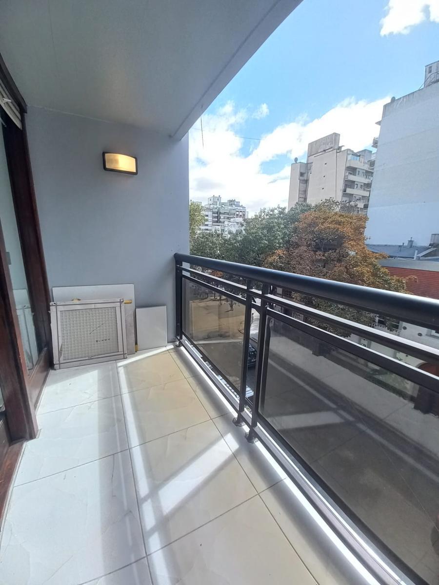 Departamento de 3 ambientes a la calle con balcón saliente