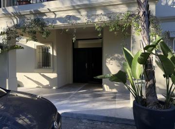 Casa · 585m² · 8 Ambientes · 7 Cocheras · Excelente y Moderna Casa en Las Lomas - Jockey 6 Dorm.