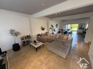 Casa · 166m² · 4 Ambientes · 1 Cochera · Casa 4 Ambientes con Jardín y Cochera en Martinez (Reservada)