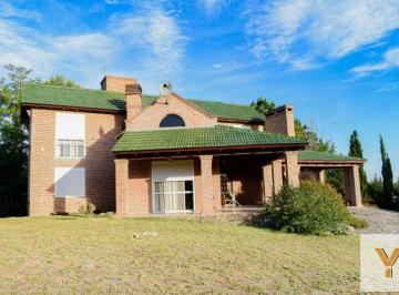Casa · 200m² · 4 Ambientes · 2 Cocheras · Casa en Venta - 3 Dorm. 3 Baños - Cochera - 2.700 m² - Río Cuarto