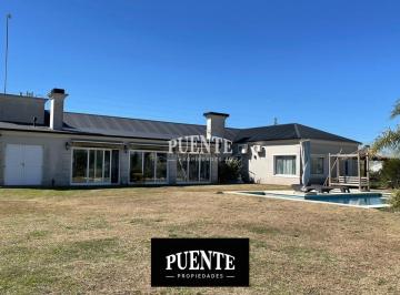 Casa · 250m² · 5 Ambientes · 2 Cocheras · Casa en Barrio Fincas de San Vicente Venta con Renta