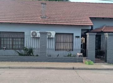 Casa de 4 ambientes, Almirante Brown · Amplio Chalet Cuatro Ambientes Coche Jardin y Pileta en Zona Tranquila de Burzaco