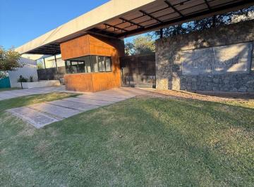 Casa · 220m² · 5 Ambientes · 2 Cocheras · Venta Casa Apto Credito en Housing Villa Allende 3 Dorm.