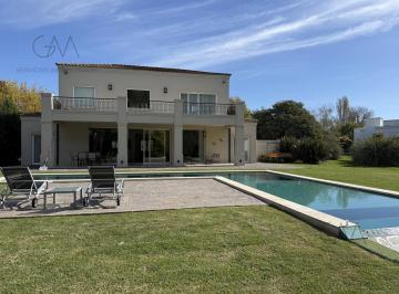 Casa · 400m² · 5 Ambientes · 2 Cocheras · Casa en Venta en Barrio Rumencó