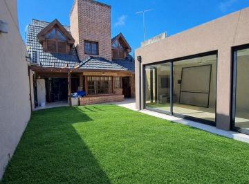 Casa · 244m² · 4 Ambientes · 2 Cocheras · Venta Casa 4 Ambientes con Jardín Quincho y Pileta