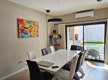 Casa · 162m² · 4 Ambientes · Venta Casa 4 Ambientes Jardin Pileta Flores