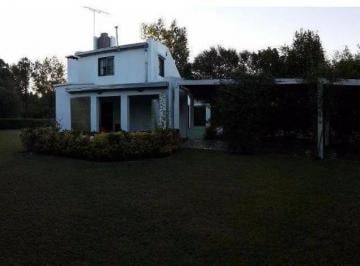Casa · 100m² · 3 Ambientes · 3 Cocheras · Casa en Venta - 2 Dorm. con Piscina y Amplio Jardín - 100 m² - La Plata