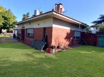 Quinta vacacional · 64m² · 2 Dormitorios · 3 Cocheras · Venta Casa Quinta Sobre un Lote de 753 m² Bosques