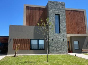 Casa de 6 ambientes, Escobar · Venta Casa 6 Ambientes a La Laguna con Pileta y Cochera en Barrio Privado San Sebastian, Escobar