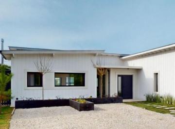 Casa · 242m² · 5 Ambientes · Casa en Venta - 4 Dorm. 4 Baños - 997,32 m² - Pinamar