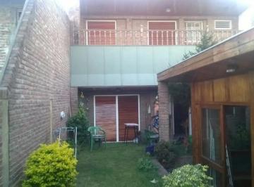 Casa · 236m² · 5 Ambientes · Casa en Venta - 4 Dorm. 4 Baños - Cocheras - 303 m² - Lanús