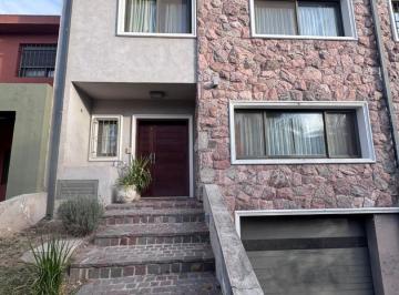 Casa · 205m² · 4 Ambientes · 2 Cocheras · Duplex en Alquiler 3 Dorm Bº Jardines del Jockey