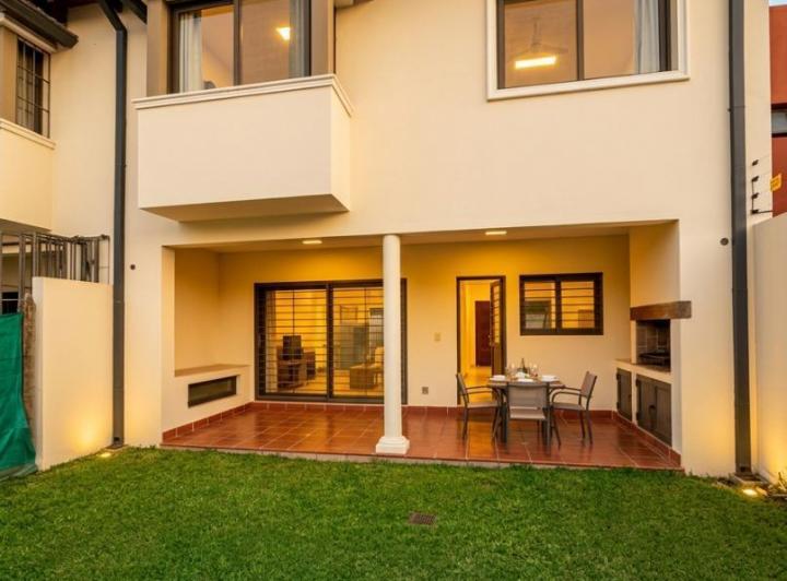 Casa · 205m² · 4 Ambientes · 2 Cocheras