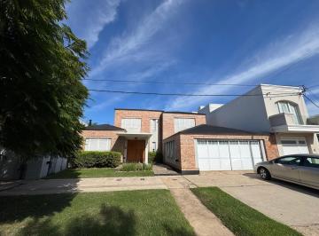 Casa · 335m² · 3 Dormitorios · 2 Cocheras · Casa en Barrio Pablo Pizzurno