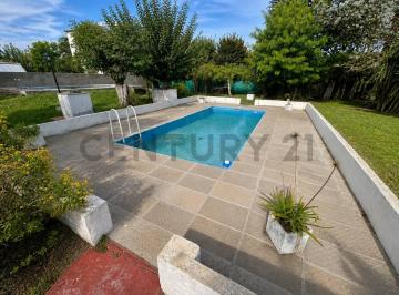 Casa · 360m² · 6 Ambientes · 1 Cochera · Venta de Casa Sobre Importante Lote en Ciudad de Marcos Paz, Facilidades de Pago, Financiación Pers
