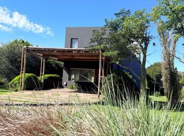 Casa · 220m² · 5 Ambientes · 2 Cocheras · Casa Frente a La Cancha de Golf en Puerto Roldán