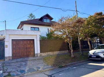 Casa de 5 ambientes, San Isidro · Chalet 4 Dorm. y 3 Baños, Patio y Garage - Ideal 2 Familias