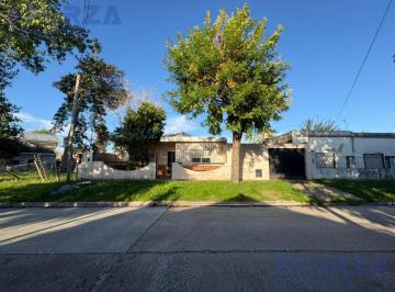 Casa · 82m² · 4 Ambientes · 3 Cocheras · Venta Casa 4 Amb en Adolfo Sourdeaux Apta Crédito