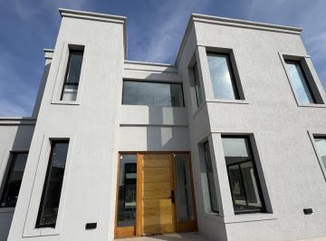 Casa · 250m² · 4 Ambientes · 2 Cocheras · Casa 5 Ambientes a Estrenar en Venta - Apta Credito - Las Golondrinas