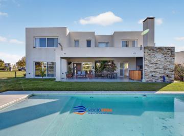 Casa · 400m² · 5 Ambientes · 6 Cocheras · Casa en Venta en Terravista con Vista a La Laguna, General Rodriguez