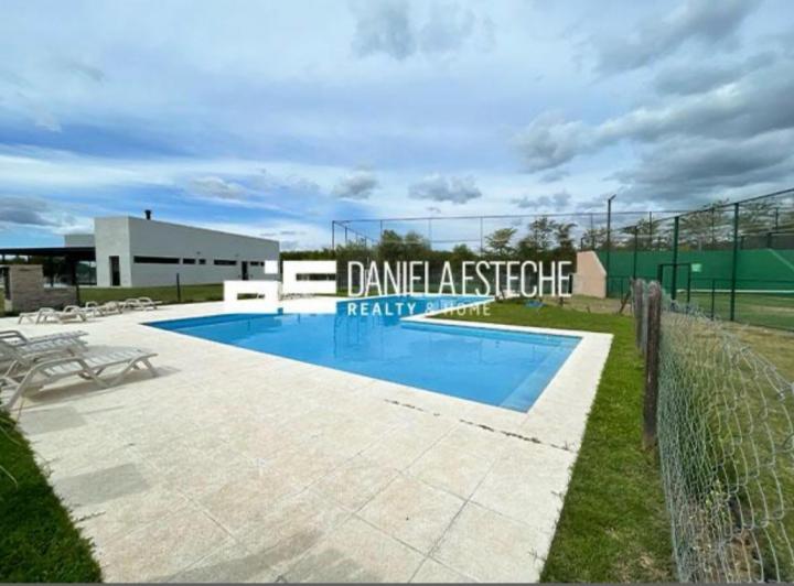 Casa · 5 Ambientes · 2 Cocheras