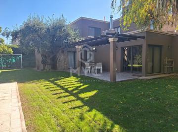 Casa · 300m² · 7 Ambientes · 2 Cocheras · Mvc Vende Excelente Casa en Luján