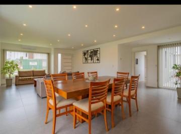 Casa · 215m² · 4 Ambientes · 1 Cochera · Casa en Venta Cuatro Ambientes, Barrio Tierra del Mar