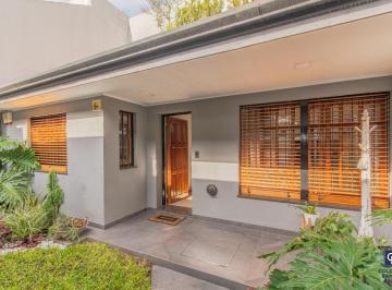 Casa · 162m² · 4 Ambientes · 3 Cocheras · Venta de Casa de 4 Ambientes con Cochera La Tablada