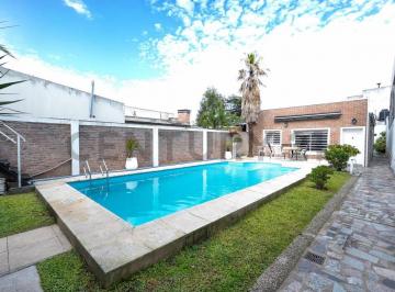 Casa · 221m² · 3 Ambientes · 1 Cochera · Venta de Casa con Pileta y Cochera en La Plata