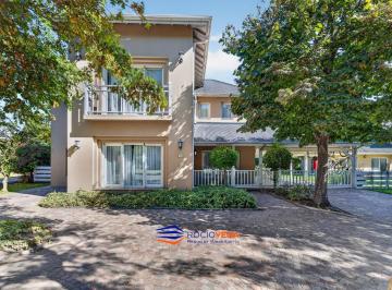 Casa · 280m² · 3 Dormitorios · 4 Cocheras · Casa a La Venta en El Casco de Moreno