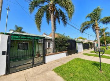 Casa · 70m² · 6 Ambientes · 1 Cochera · Venta de Impecable Casa con Enorme Patio