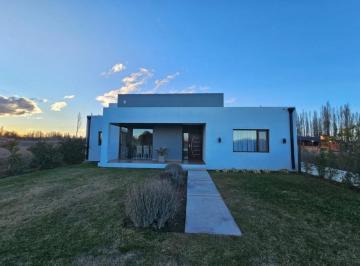 Casa · 280m² · 3 Dormitorios · 1 Cochera · Casa 3 Dorm., Los Castaños, Plottier