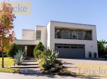 Casa · 450m² · 5 Ambientes · Casa en Albanueva